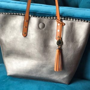 Large tote bag! Never carried!!!